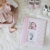 Pearhead® Spomenar za bebu s okvirom za fotografiju i otisak - Roza - UZORAK